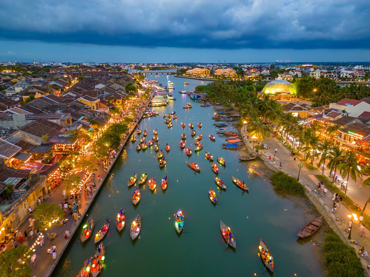 HÀNH TRÌNH DI SẢN MIỀN TRUNG ĐẲNG CẤP 5N4Đ: Khám Phá Phố Biển Đà Nẵng, Hoài Niệm Phố Cổ Hội An & Trải Nghiệm Chiều Sâu Cố Đô Huế